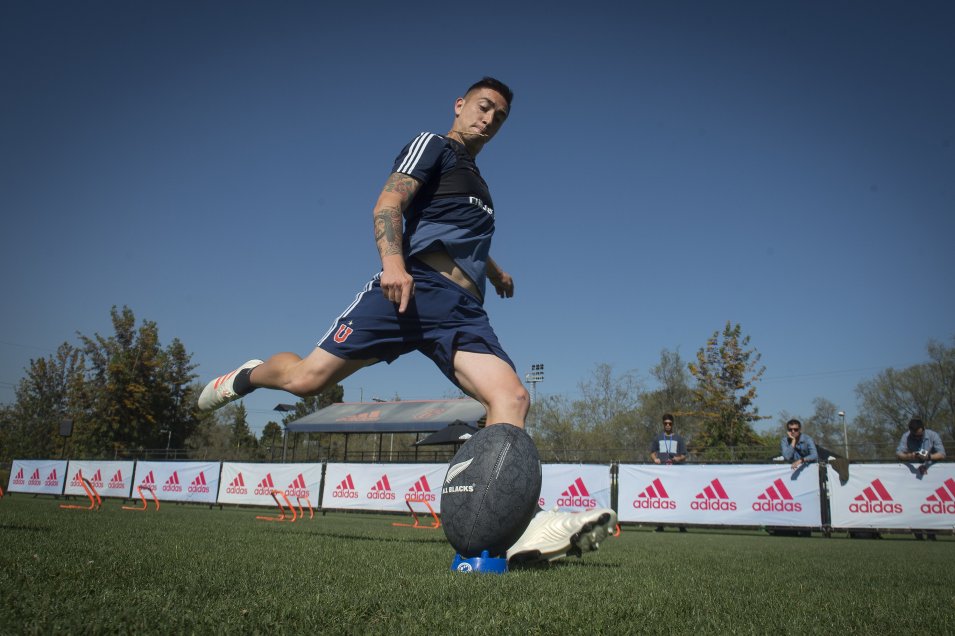 Más imágenes de la entretenida visita de los Maori All Blacks al plantel de la U