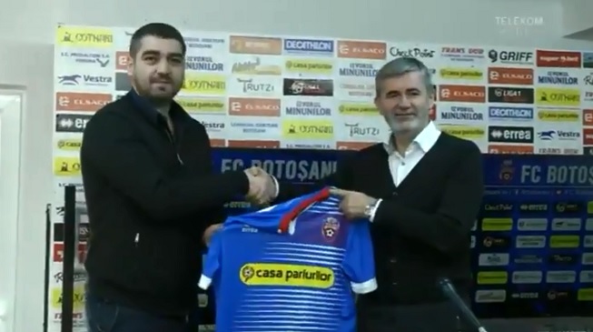 Club de Rumania despidió a su técnico y presentó a su reemplazante en la misma conferencia