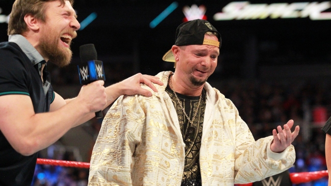 Ex estrella de WWE fue acusado de enviar fotos sexuales a una fan menor de edad