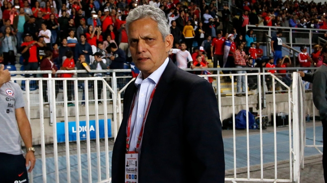 Hinchas se fotografiaron con Reinaldo Rueda tras derrota de la Roja ante Costa Rica