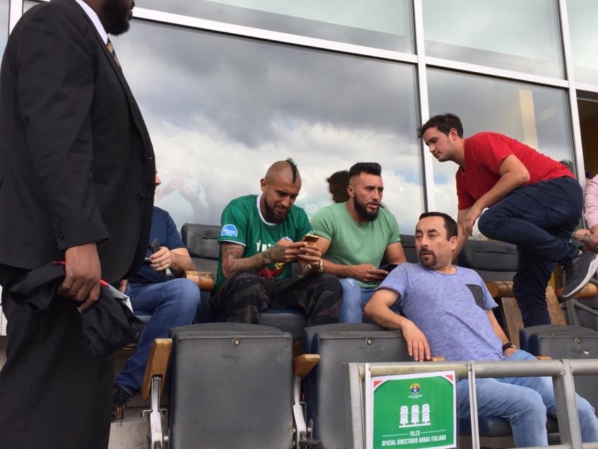 Arturo Vidal llegó al Bicentenario de La Florida a presenciar trascendental duelo de Rodelindo Román