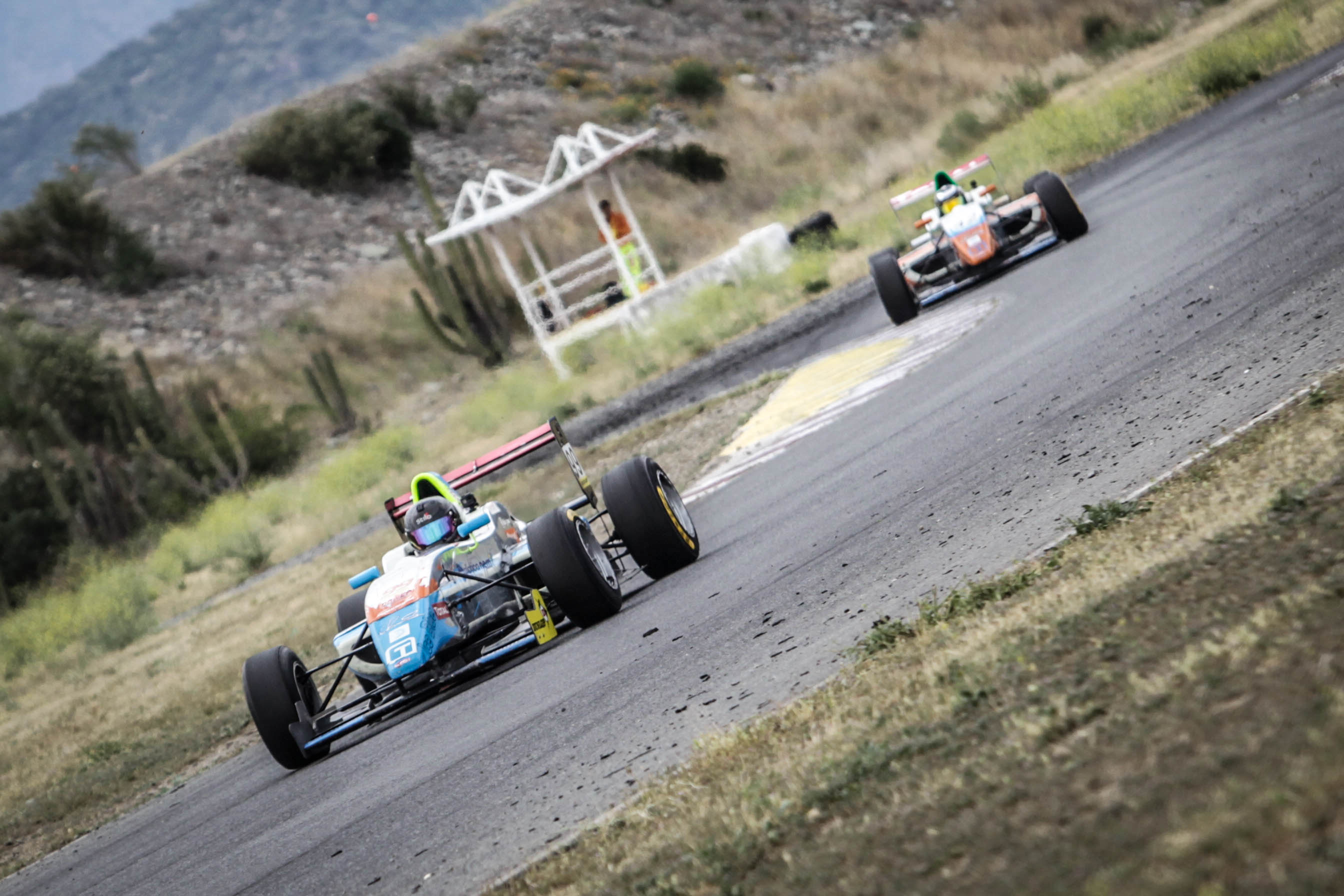 Fórmula Total cierra temporada con espectacular actuación de los hermanos Scuncio