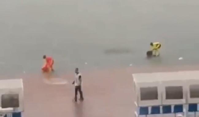 Jugadores sacaron agua de la cancha con baldes tras inundación en duelo de selecciones africanas