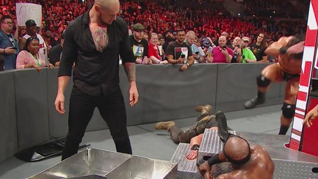 El salvaje ataque de Baron Corbin a Braun Strowman en Monday Night Raw