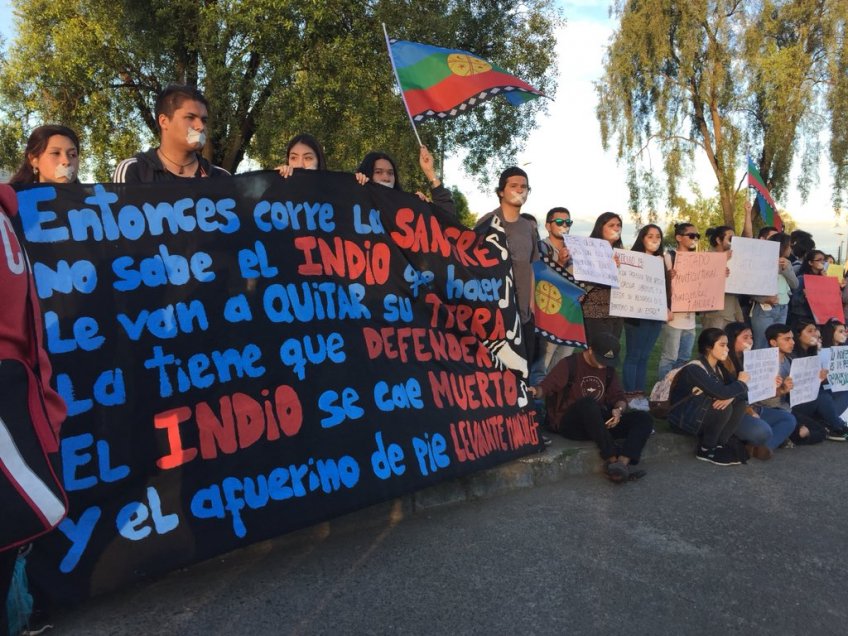 Realizaron protesta pacífica por muerte de Camilo Catrillanca en las afueras del “Germán Becker”