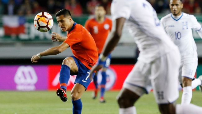 Alexis Sánchez convirtió para la Roja en segunda instancia desde los doce pasos ante Honduras