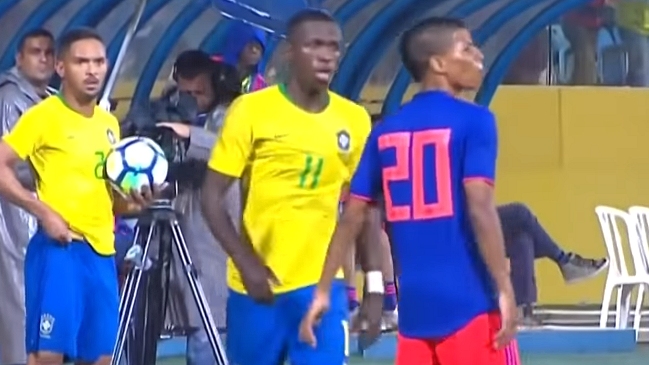 ¿Aprendió de Neymar? Vinicius se tiró un piscinazo y armó gresca en empate con Colombia