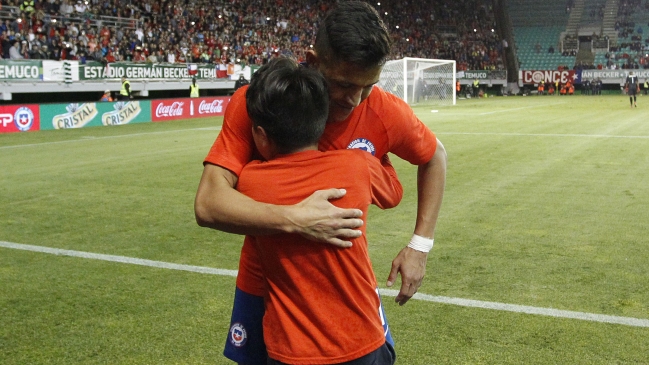 El doloroso “porrazo” que sufrió pequeño que invadió la cancha para compartir con Alexis