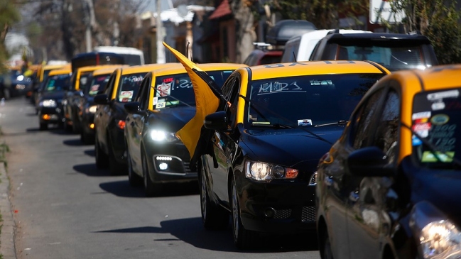 Taxistas protestaron en la AFA tras convenio de patrocinio entre Uber y la selección argentina