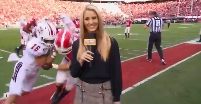 Periodista fue tacleada en vivo durante un partido de fútbol americano