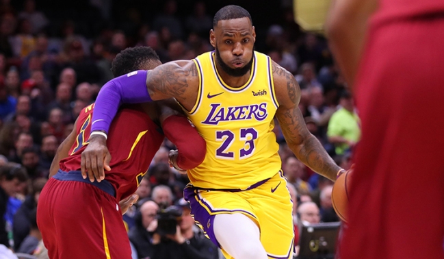 LeBron James fue recibido como héroe en Cleveland y lidera triunfo de los Lakers