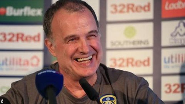 Bielsa vio un espectacular golazo de uno de sus pupilos en Leeds y corrió emocionado a abrazarlo