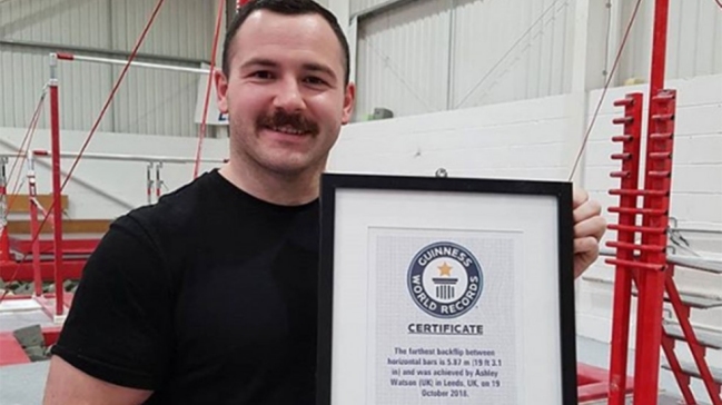 El espectacular salto de un gimnasta que estableció un nuevo récord Guinness
