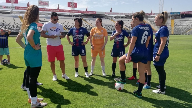 Esteban Paredes participó en actividad de la Teletón en el Estadio Monumental