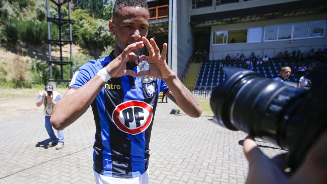 Gabriel Torres aprovechó una débil reacción de Agustín Orión y le marcó un golazo a Colo Colo