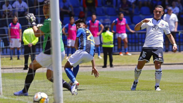 Oscar Opazo llegó sin marcas al área de Huachipato y consiguió el empate para Colo Colo