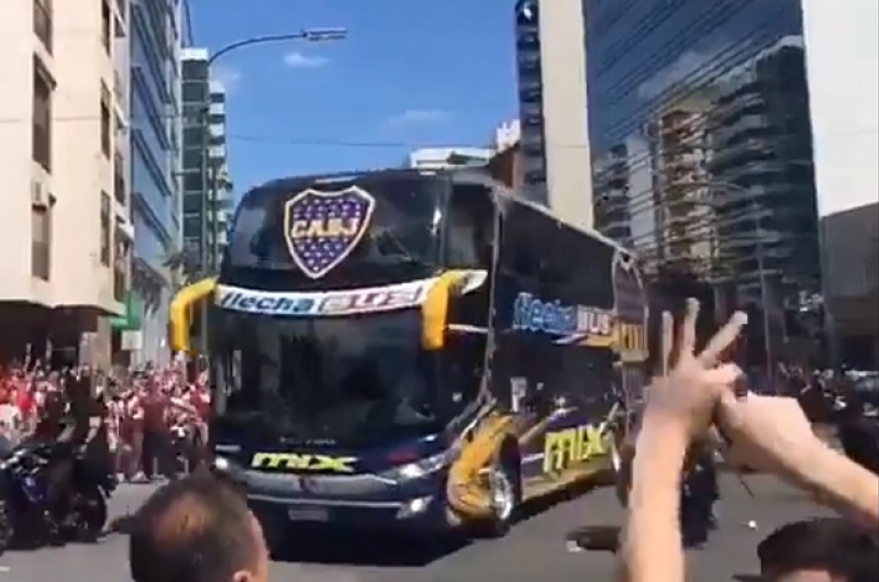 De cánticos a gritos dentro del bus: Así vivió Boca la salvaje agresión afuera del Monumental