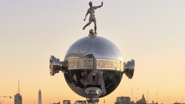 Así se retiró un trofeo de la Copa Libertadores del Monumental de Núñez