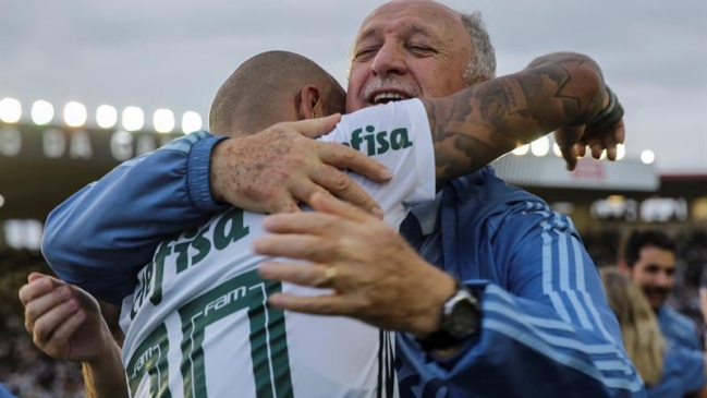 Técnico de Palmeiras quedó empapado tras “ataque” de sus pupilos en plena conferencia de prensa