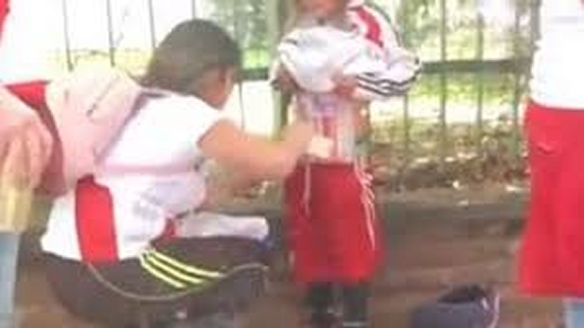 Detienen a mujer que adhirió bengalas en un niño para meterlas al River-Boca