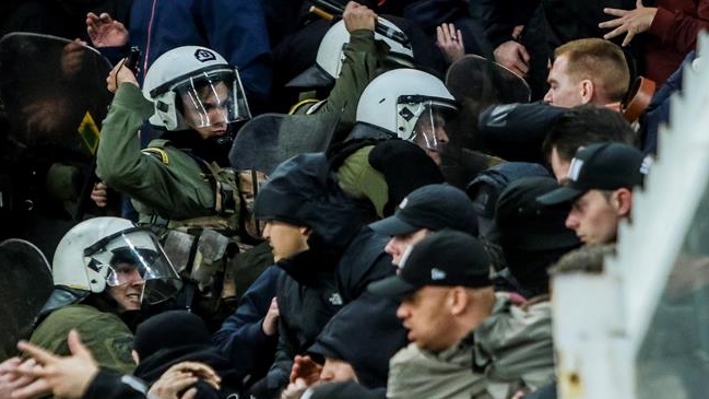 Hinchas de Ajax fueron agredidos en el partido con AEK Atenas