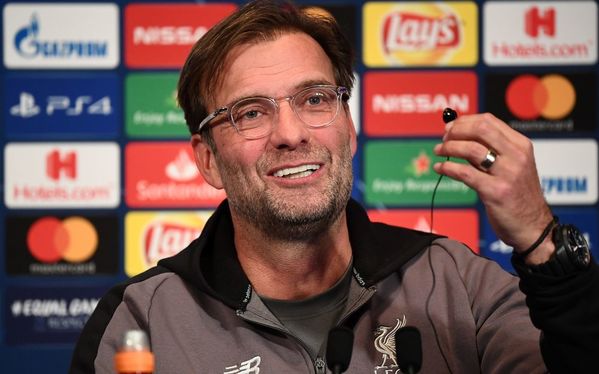 Técnico de Liverpool se volvió loco con voz de traductora en previa del duelo ante PSG