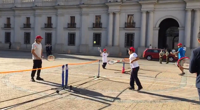 Fernando González y Nicolás Massú ya enseñan tenis a niños en las afuera de La Moneda