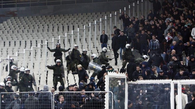 Al menos 15 heridos en enfrentamientos durante encuentro AEK-Ajax en Atenas