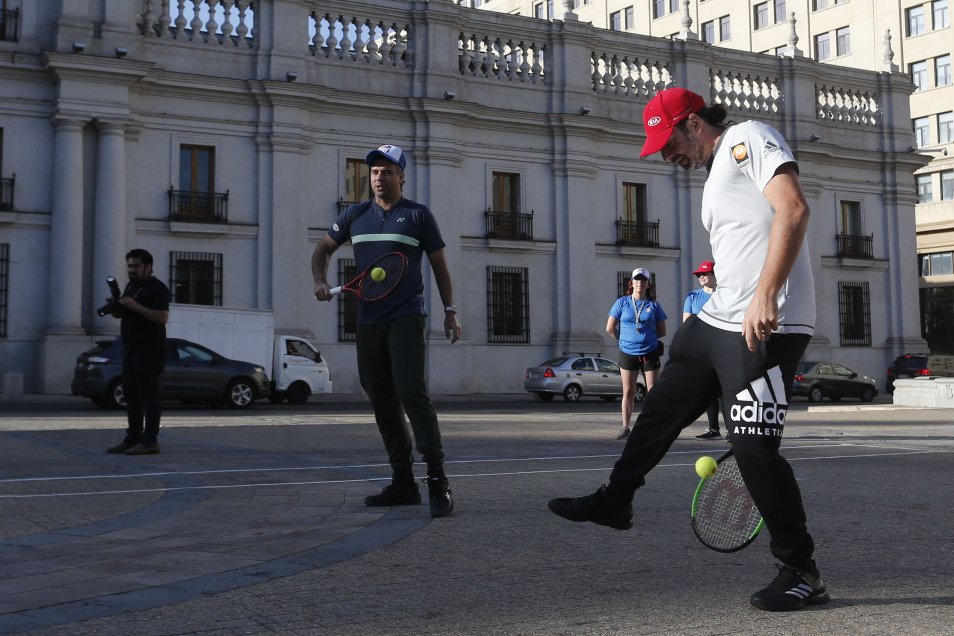 La clase de tenis que le brindaron Massú y González a niños en La Moneda