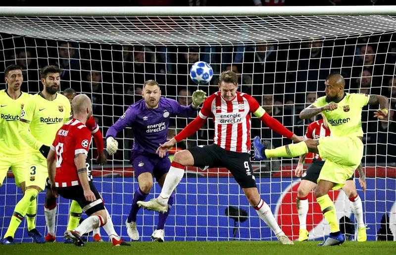 FC Barcelona derribó a un combativo PSV con Arturo Vidal como protagonista