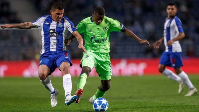 Schalke fue aplastado en su visita a Porto y aún así festejó la clasificación en Champions