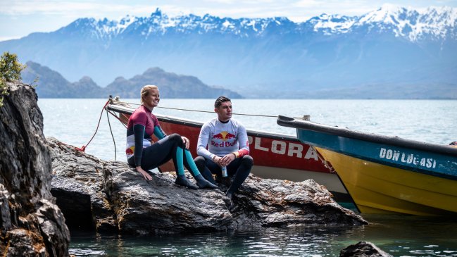 Hazaña única: Clavadistas saltaron desde más de 20 metros de altura al lago General Carrera