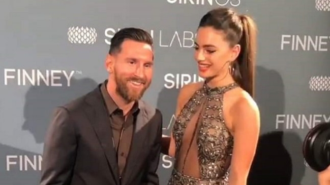¿Problemas en casa? La evidente incomodidad de Messi al posar con una bella modelo