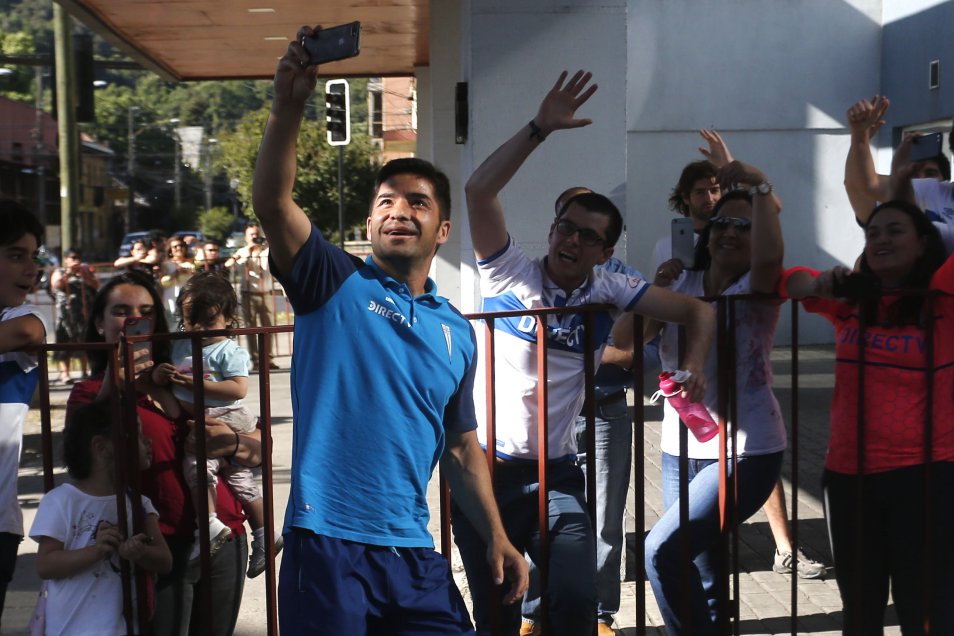 Una multitud de hinchas mostró su apoyo a la UC en su hotel de concentración en Temuco