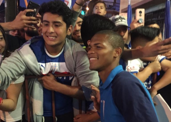 El plantel de la UC salió a saludar a sus hinchas en el banderazo de Temuco