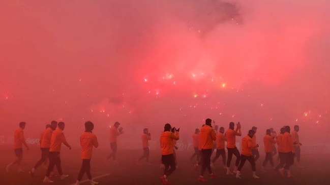 Hinchas de Galatasaray protagonizaron llamativo banderazo antes del choque con Besiktas