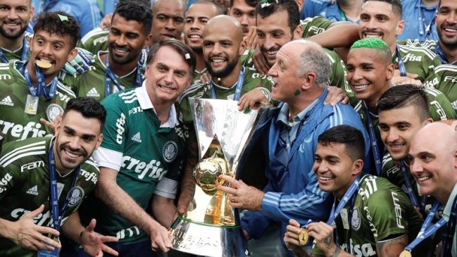 Jair Bolsonaro entregó la copa de campeón a Palmeiras y se unió a sus festejos en Brasil