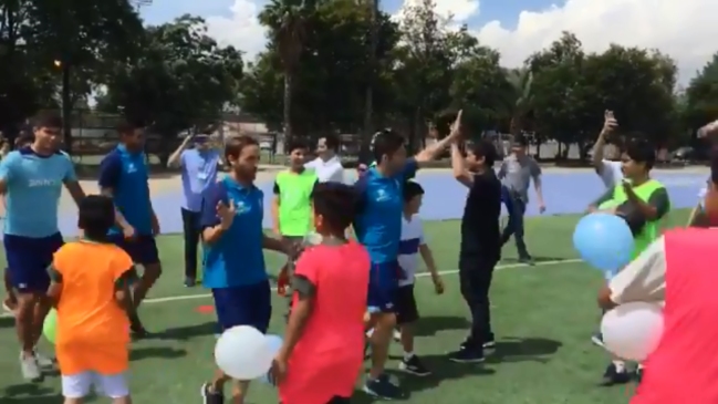 Universidad Católica compartió con niños de la Fundación Fútbol Más tras retornar a Santiago