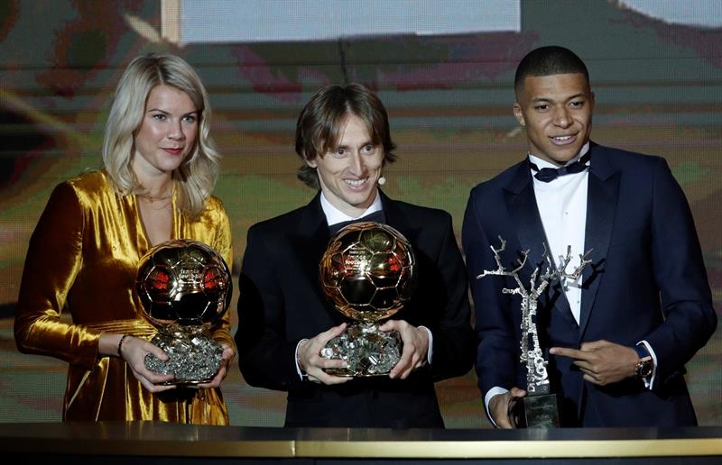 Modric, Hegerberg y Mbappé celebraron como los mejores en la ceremonia del Balón de Oro