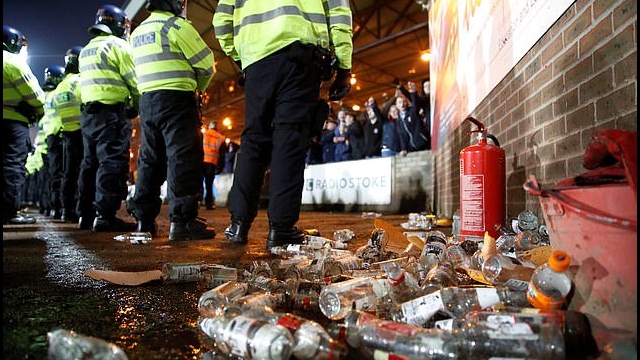 Hinchas de Stoke City causaron destrozos en estadio rival tras un derbi sub 21