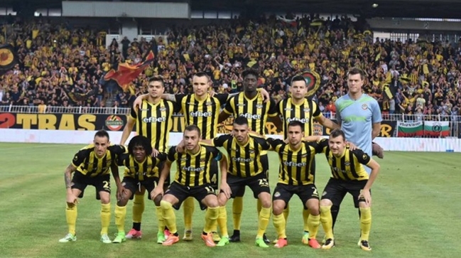 Un golazo de media cancha deleitó a los hinchas búlgaros