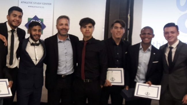 César Munder encabezó contingente de Universidad Católica que se graduó de 4° Medio