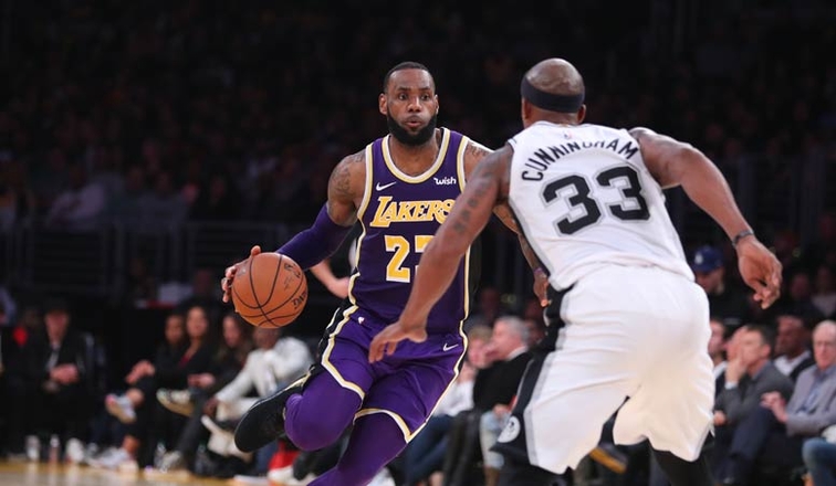 LeBron James forjó una magnífica actuación en triunfo de Lakers ante Spurs
