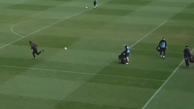 El vistoso lujo de John Terry para guardar un balón tras práctica del Aston Villa