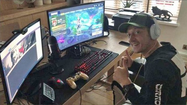 La “adicción” de Mesut Ozil por Fortnite agrava los problemas en su espalda