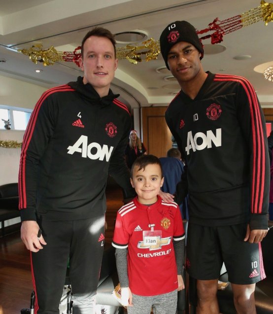 Mourinho y Pogba se unieron para sorprender con una visita navideña a niños con capacidades diferentes