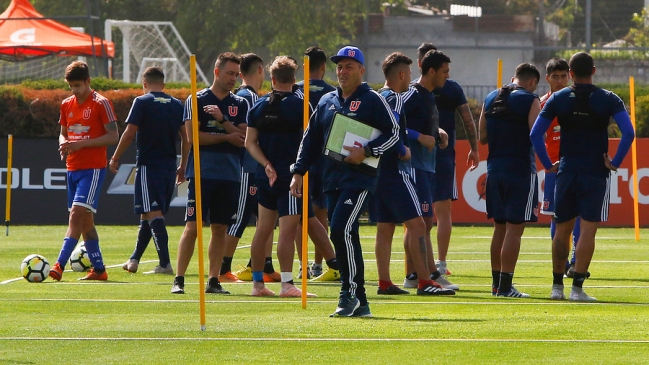 Psicólogo deportivo y restricción de celulares en la U: Los jugadores reciben información innecesaria
