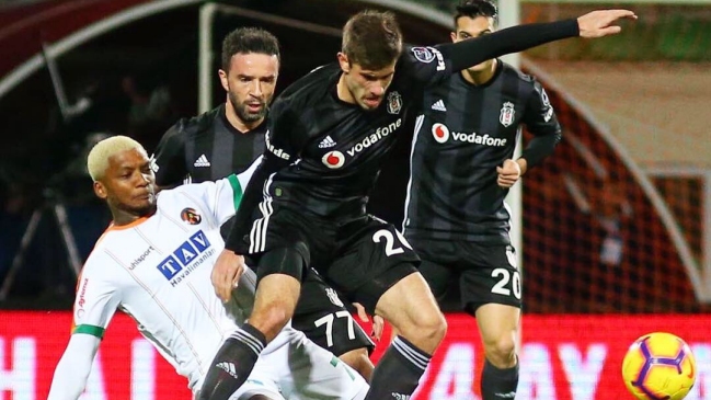 Besiktas con Gary Medel igualó ante Alanyaspor de Junior Fernandes