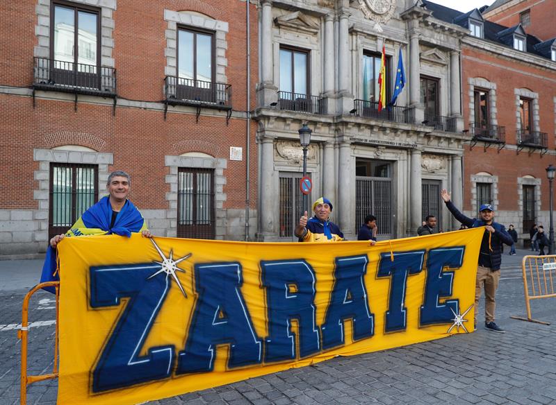 El caluroso banderazo de los hinchas de Boca Juniors en Madrid