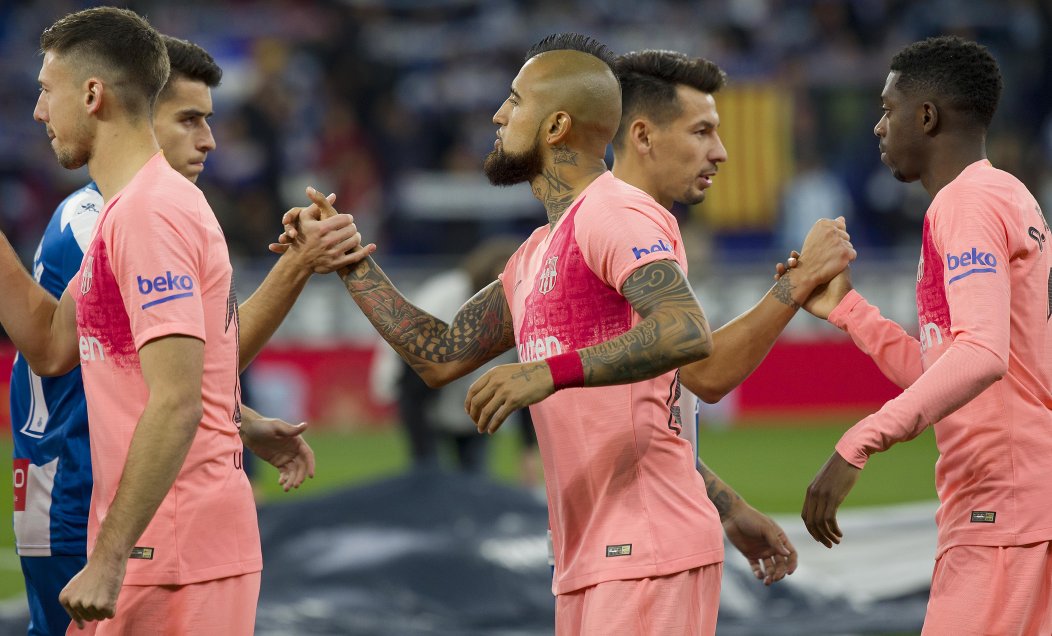 Barcelona contó con Arturo Vidal en la goleada sobre Espanyol en el derbi catalán